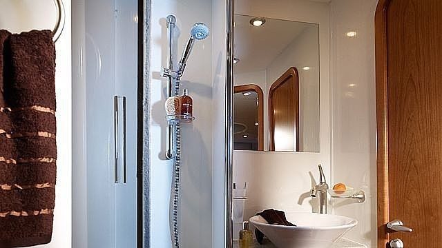 Yacht Sunseeker predator 52 bathroom