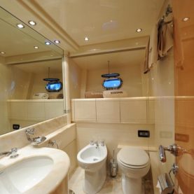 Yacht Kissmi master cabin bathroom