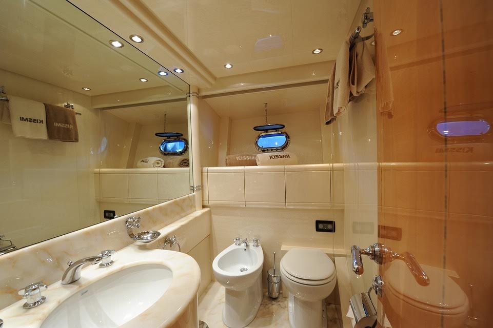 Yacht Kissmi master cabin bathroom