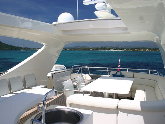 Yacht Canados 86 deck