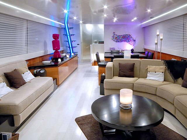 Yacht Canados 86 living area