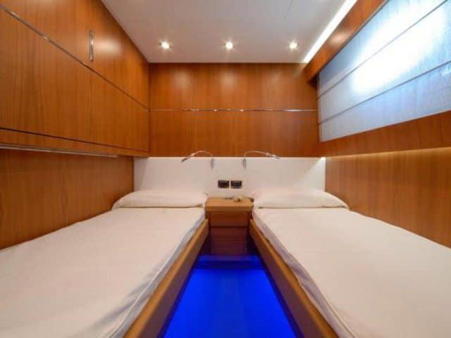 Yacht Canados 86 twin cabins