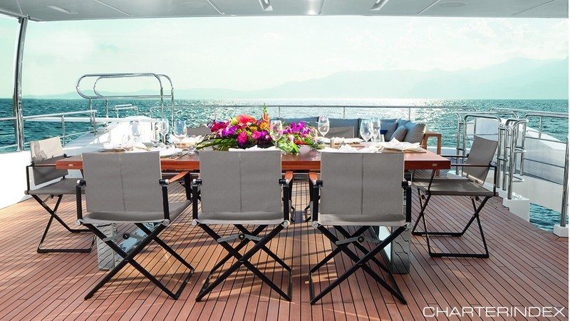 Charter Benetti Cheers 46 aft deck dining
