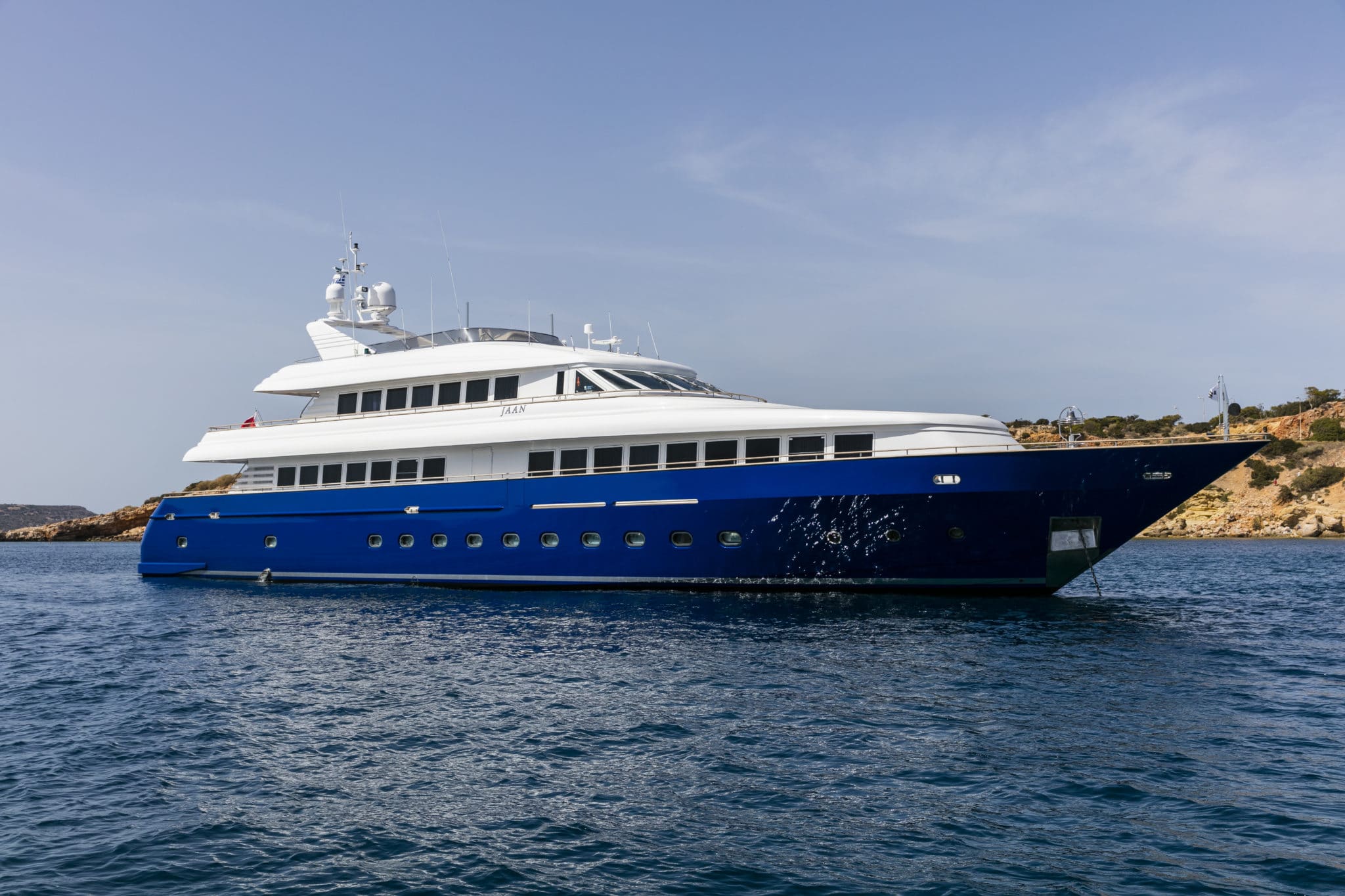 charter a motor yacht in greece