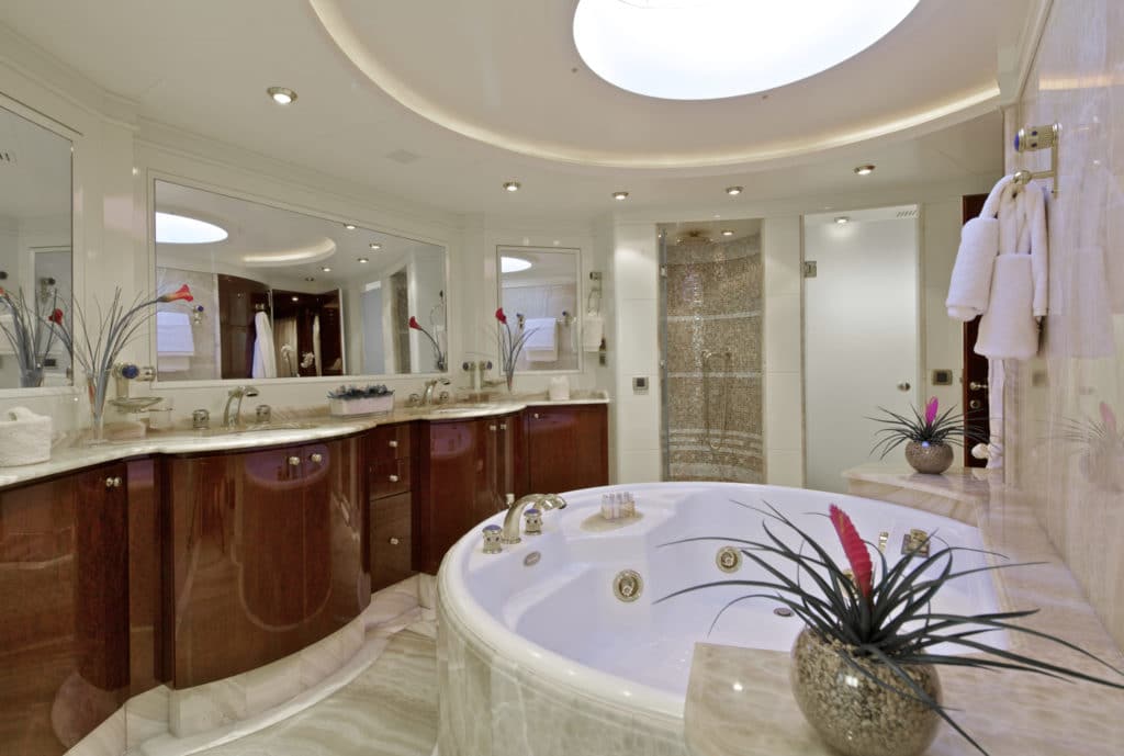 Siar Moschini O'Rion Charter Yacht master ensuite