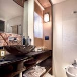Motor yacht Makani - master cabin bathroom