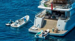 yachts-with-beach-clubs